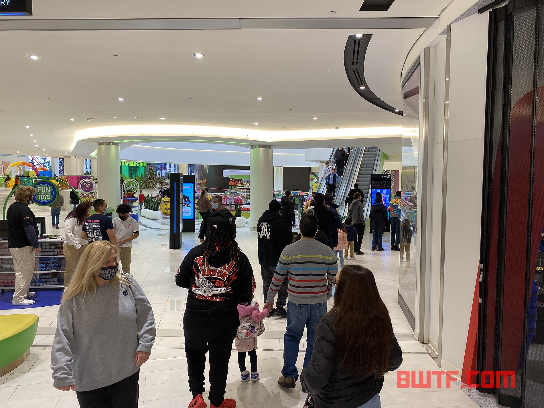 Events Toys"R"Us Returns to Retail at the American Dream Mall (Video